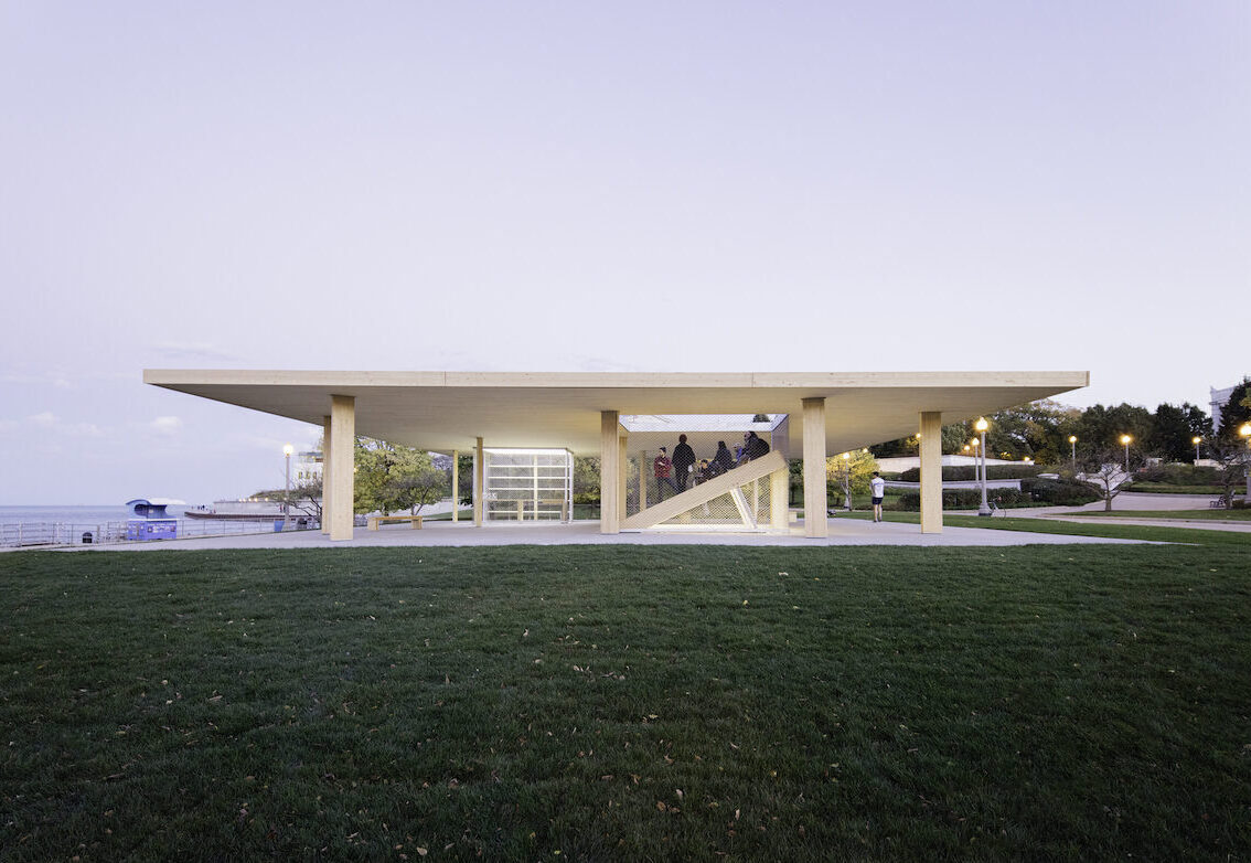The Utramoderne Chicago Horizon house, featuring one flat, large wooden roof held up by wooden pillars